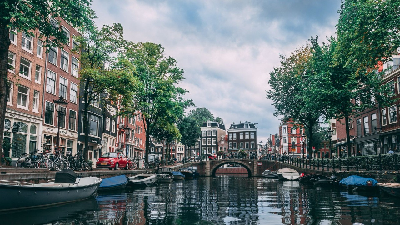 A canal and bridge in central Amsterdam near the Nine Streets, with plenty to do close to Ruma