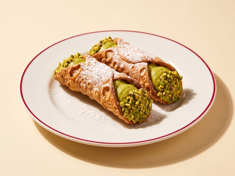 A pistachio cannoli echoing the Dubai chocolate trend in Amsterdam, made at Ruma